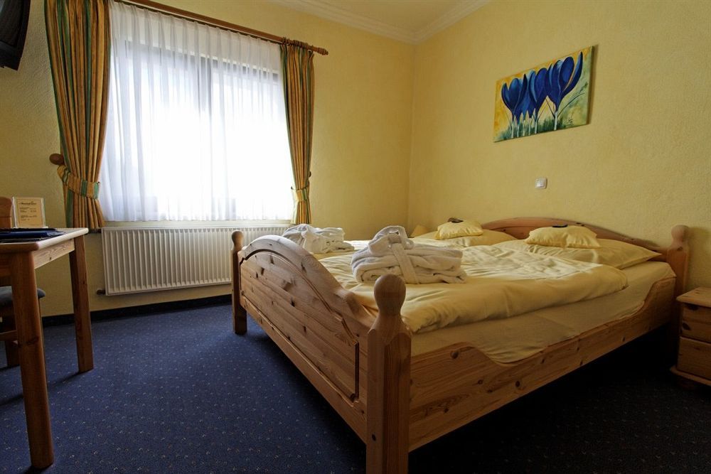 Hotel Und Landgasthof Zum Bockshahn Spessart  Экстерьер фото