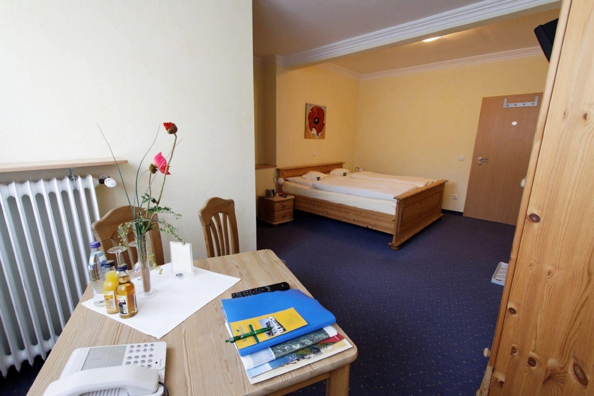 Hotel Und Landgasthof Zum Bockshahn Spessart  Экстерьер фото