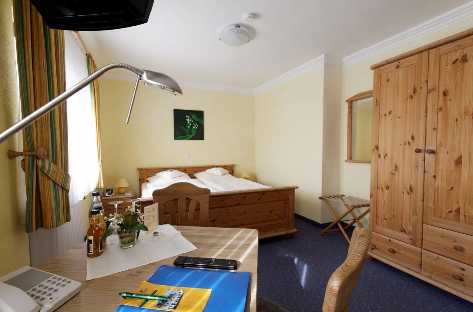 Hotel Und Landgasthof Zum Bockshahn Spessart  Экстерьер фото