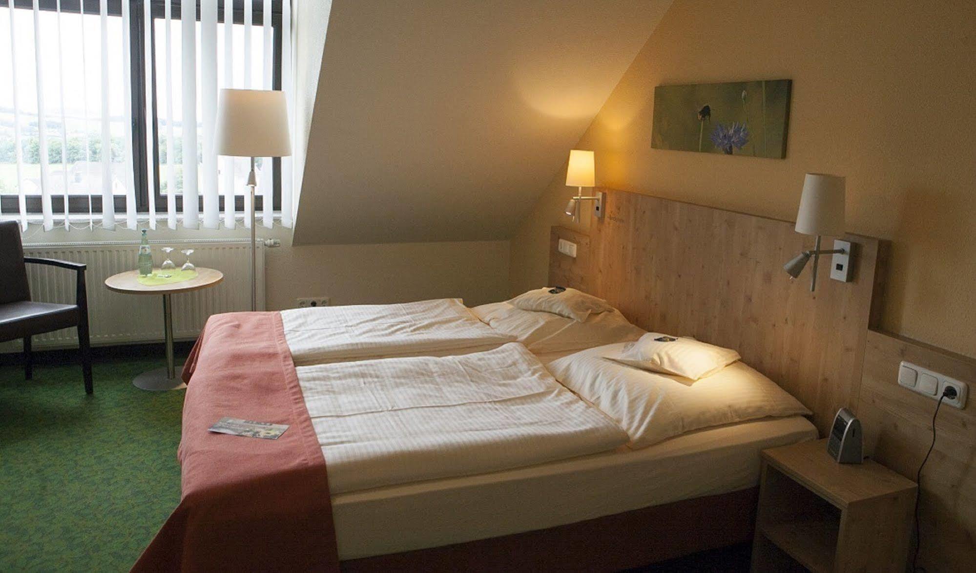 Hotel Und Landgasthof Zum Bockshahn Spessart  Экстерьер фото